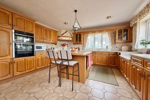 Kitchen/Breakfast Room- click for photo gallery
